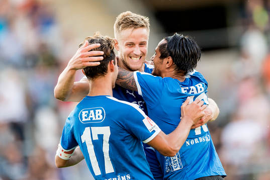 Halmstads Alexander Ruud Tveter jublar efter att ha gjort 1-0 och omfamnas av Sead Haksabanovic och Antonio Rojas