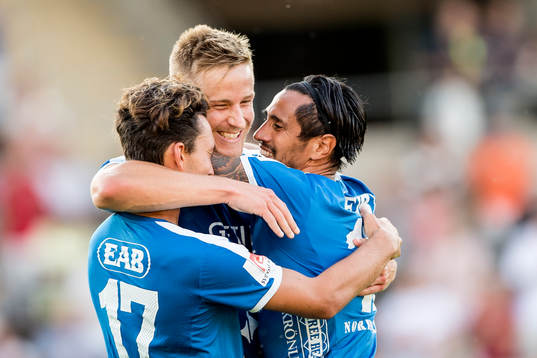 Halmstads Alexander Ruud Tveter jublar efter att ha gjort 1-0 och omfamnas av Sead Haksabanovic och Antonio Rojas
