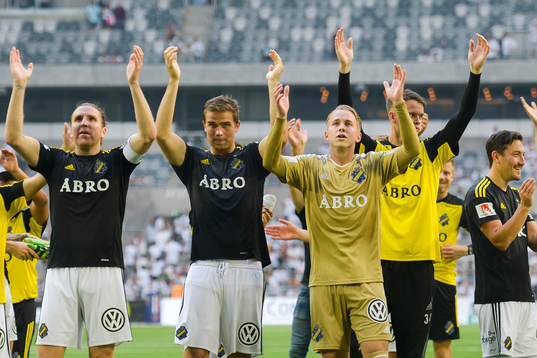 s Nils-Eric Johansson , Eero Markkanen och målvakt Patrik Carlgren tackar publiken efter fotbollsmatchen i Allsvenskan mellan Hammarby och AIK den 24 juli 2016 i Stockholm. 
