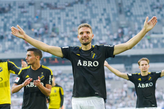 s Jos Hooiveld jublar med publiken