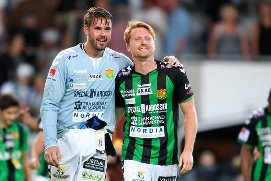 GAIS målvakt Tommi Vaiho och Dan Keat jublar