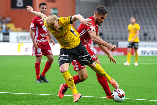 Östersunds Sotirios Papagiannopoulos och Elfsborgs Simon Lundevall