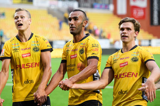 Elfsborgs Viktor Claesson , Issam Jebali och Jesper Manns tackar publiken