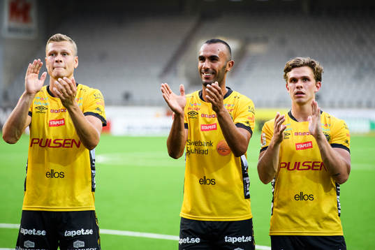 Elfsborgs Viktor Claesson, Issam Jebali och Jesper Manns tackar publiken