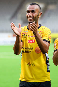 Elfsborgs Viktor Claesson, Issam Jebali och Jesper Manns tackar publiken