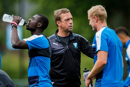 Malmö FFs tränare Allan Kuhn pratar med spelare