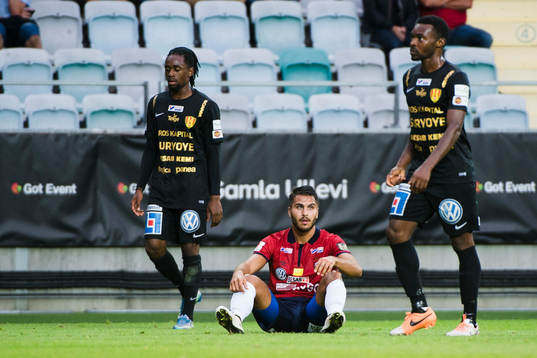 Örgrytes William Atashkadeh sitter mellan Syrianskas