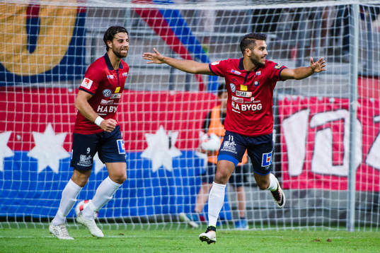 Örgrytes George Mourad jublar efter 1-0 målet med målskytten William Atashkadeh