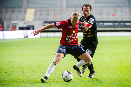 Örgrytes Sebastian Ohlsson i kamp om bollen med Syrianskas Louay Chanko
