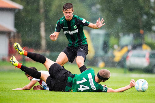  Högaborgs Benjamin Tannus och Markus Liuba kolliderr med Assyriskas spelare