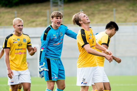Lunds målvakt Marcus Norman jublar åt Victor Wernerssons efter 2-0