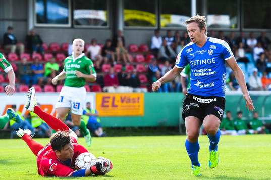 Ljungskiles målvakt August Strömberg räddar skott