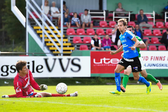 Ljungskiles målvakt August Strömberg räddar friläge