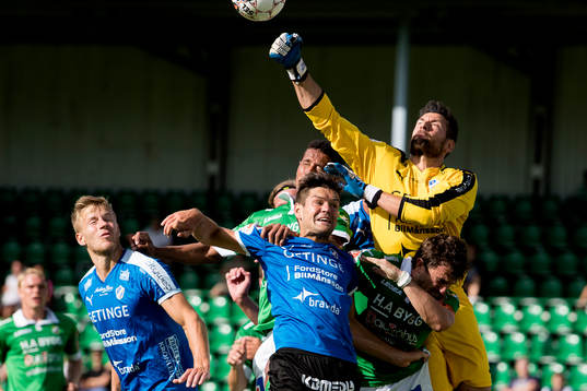 Halmstads Ivo Pekalski och målvakt Stojan Lukic håller