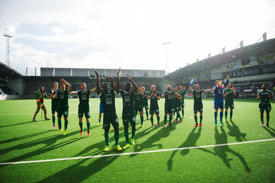 Hammarbys spelare jublar