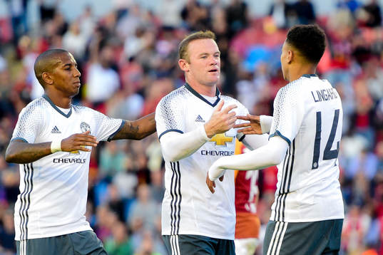 Manchester Uniteds Ashley Young , Wayne Rooney och Jesse Lingard jublar efter 2-2