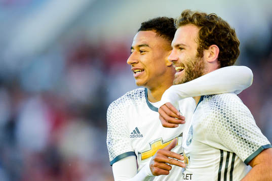 Manchester Uniteds Juan Mata och Jesse Lingard  jublar