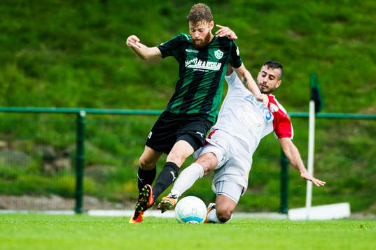 Högaborgs Jesper Lernesjö i duell med Assyriskas Ali Selim