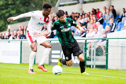 Assyriskas Johan Friberg Jose De Cruz och Högaborgs Maciej Buszko i duell