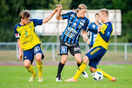 Ängelholms Axel Grahn (v) och Fredrik Lundgren i närkamp med Sirius Kim Skoglund 