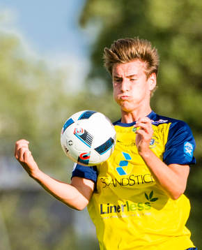 Ängelholms Axel Grahn tar emot bollen