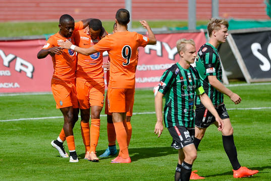 Athletics spelare jublar efter 0-2 på straff av  Ferid Ali