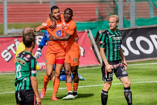 Athletics Sasa Matic har gjort 0-1 och jublar tillsammans med Mohamed Buya Tugay (h)