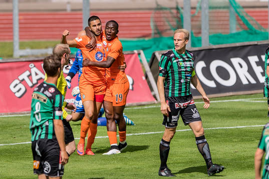 Athletics Sasa Matic har gjort 0-1 och jublar tillsammans med Mohamed Buya Tugay (h)