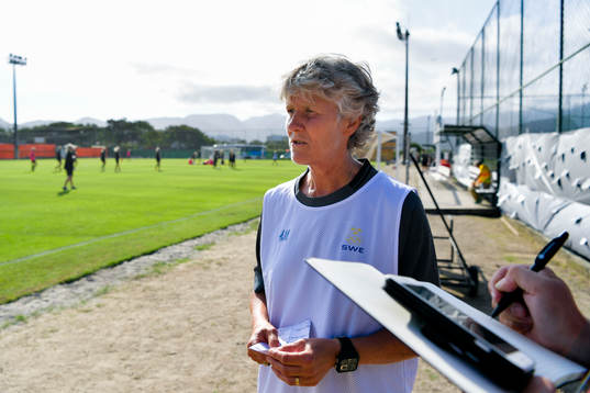 Förbundskapten Pia Sundhage blir intervjuad av media