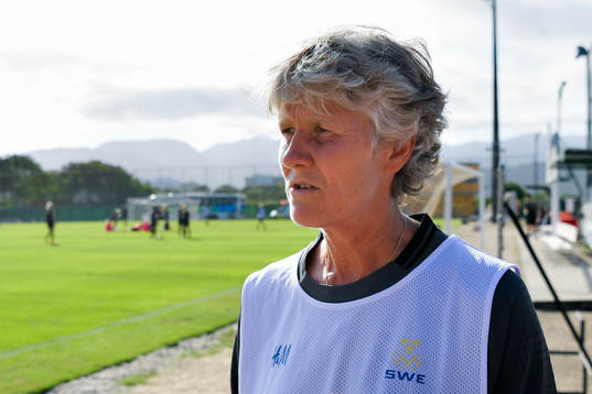 Förbundskapten Pia Sundhage blir intervjuad av media