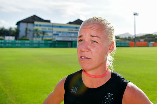 Caroline Seger blir intervjuad av media