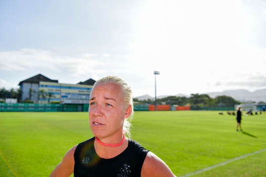 Caroline Seger blir intervjuad av media