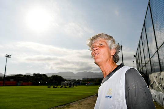 Förbundskapten Pia Sundhage blir intervjuad av media