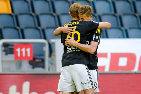 s Eero Markkanen och Jos Hooiveld jublar