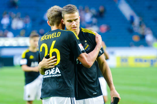 s Eero Markkanen och Jos Hooiveld jublar