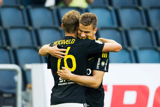 s Jos Hooiveld och Eero Markkanen jublar