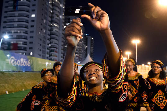 Aktiva från Kamerun tar en selfie
