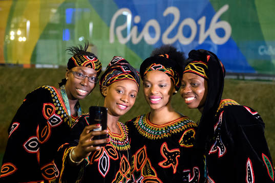 Aktiva från Kamerun tar en selfie
