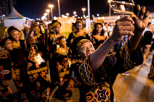 Aktiva från Kamerun tar en selfie