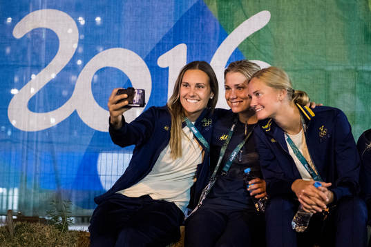 Sabina Jacobsen tar en selfie med Angelica Wallen och