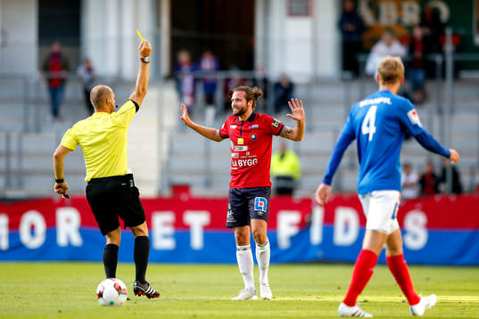 Domaren Adnan Jukic ger Örgrytes Hampus Bohman gult kort