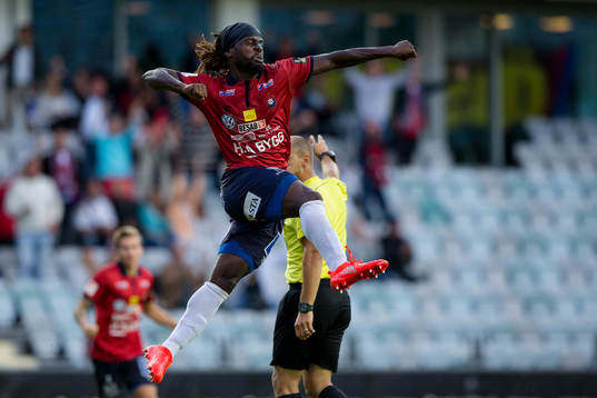 Örgrytes Martin Kayongo-Mutumba jublar efter att ha kvitterat till 1-1