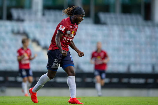 Örgrytes Martin Kayongo-Mutumba jublar efter att ha kvitterat till 1-1