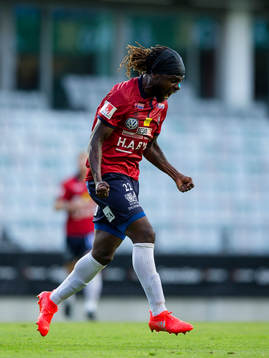 Örgrytes Martin Kayongo-Mutumba jublar efter att ha kvitterat till 1-1