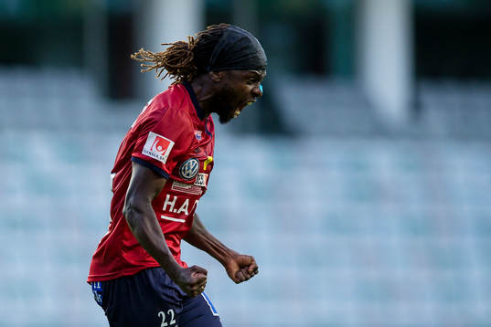 Örgrytes Martin Kayongo-Mutumba jublar efter att ha kvitterat till 1-1