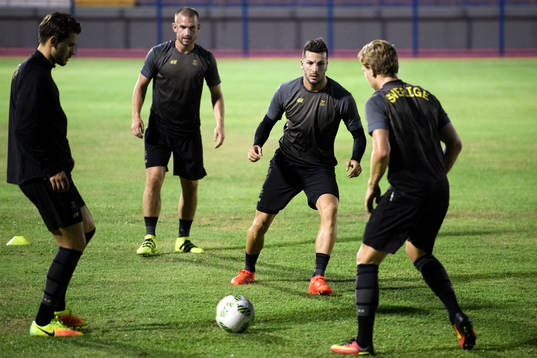 Sveriges Mikael Ishak på en träning med det svenska