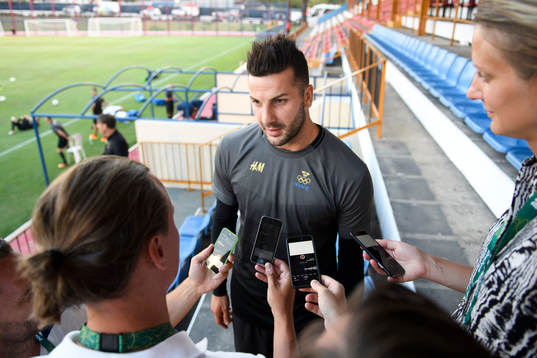 Sveriges Mikael Ishak blir intervjuad innan en träning med det svenska U21-landslaget i fotboll