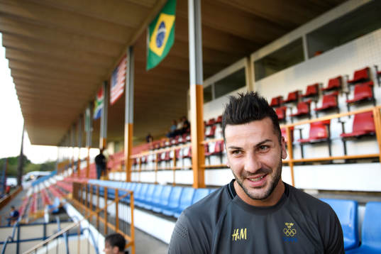 Sveriges Mikael Ishak blir intervjuad innan en träning med det svenska U21-landslaget i fotboll