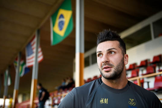 Sveriges Mikael Ishak blir intervjuad innan en träning med det svenska U21-landslaget i fotboll