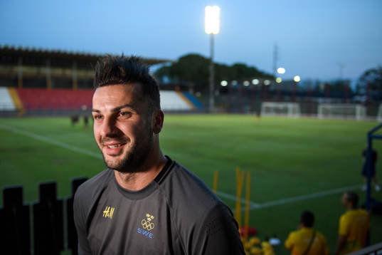 Sveriges Mikael Ishak blir intervjuad innan en träning med det svenska U21-landslaget i fotboll